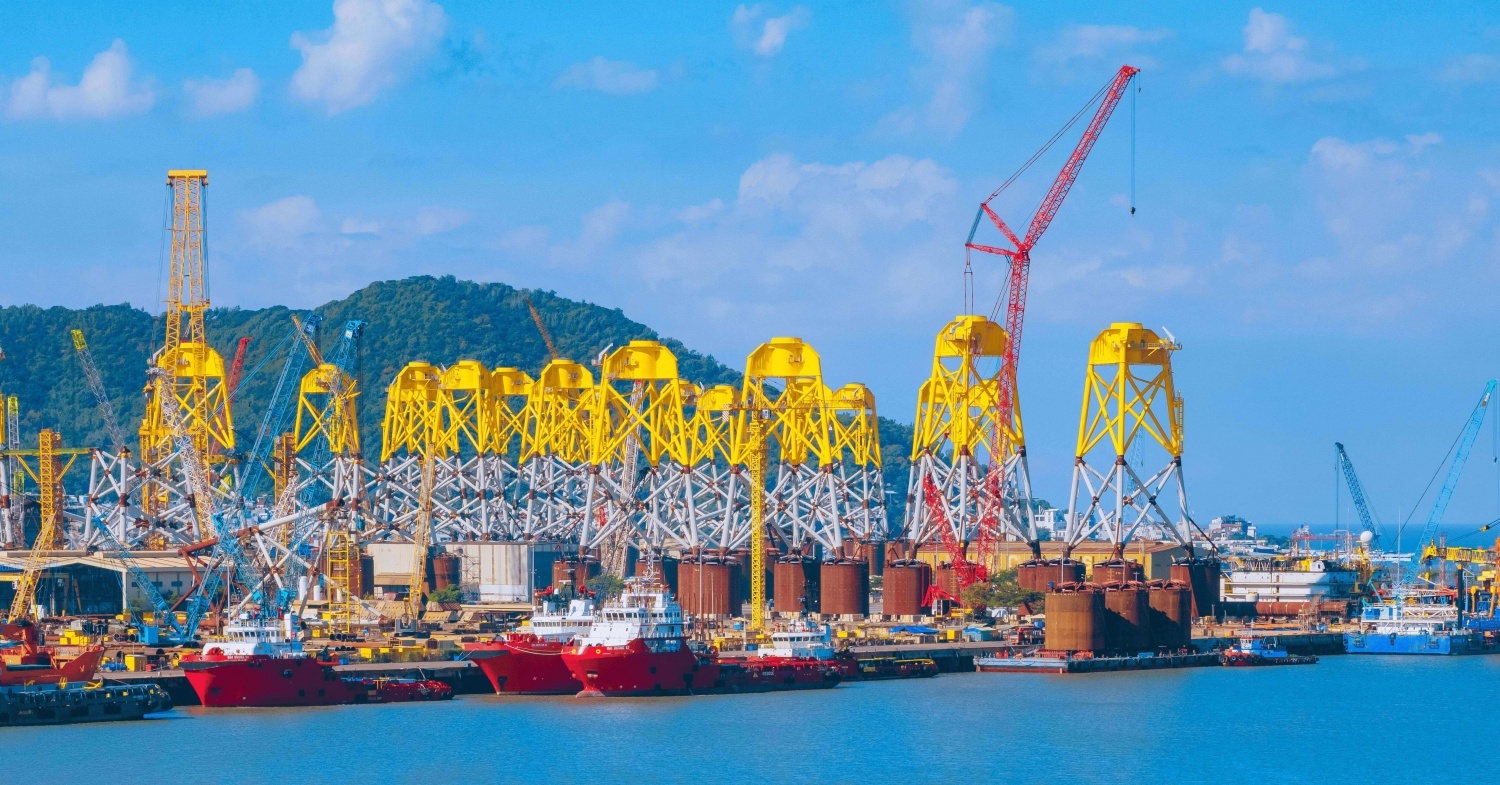 Tổng công ty Cổ phần Dịch vụ Kỹ thuật Dầu khí Việt Nam (PTSC) là đơn vị tiên phong của Petrovietnam tham gia sản xuất, lắp đặt trụ điện gió ngoài khơi và các dịch vụ kỹ thuật khác.